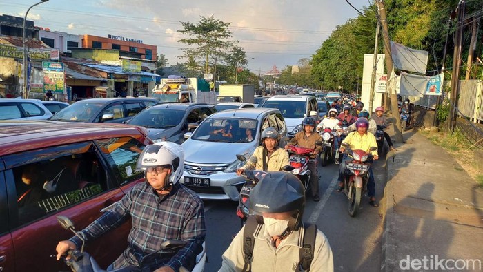 Massa Demo BBM Tutup Pertigaan Tello Makassar